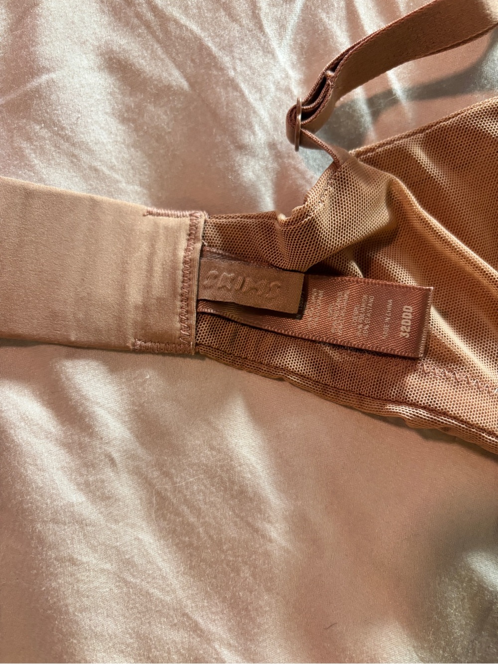 SKIMS Nude Plunge V-Wire Bra - Picture 3 of 4